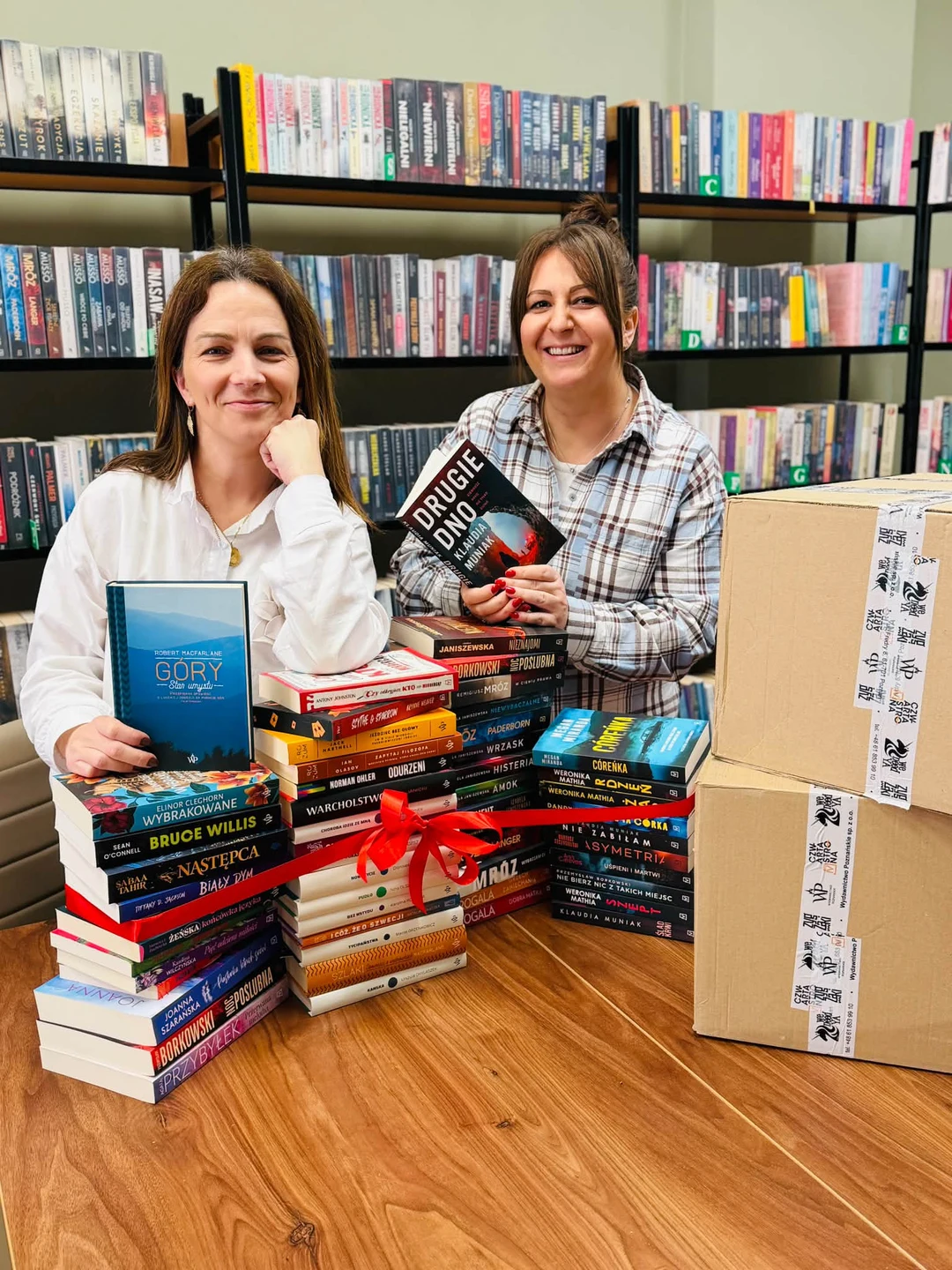 Biblioteka otrzymała prezent od Wydawnictwa Poznańskiego